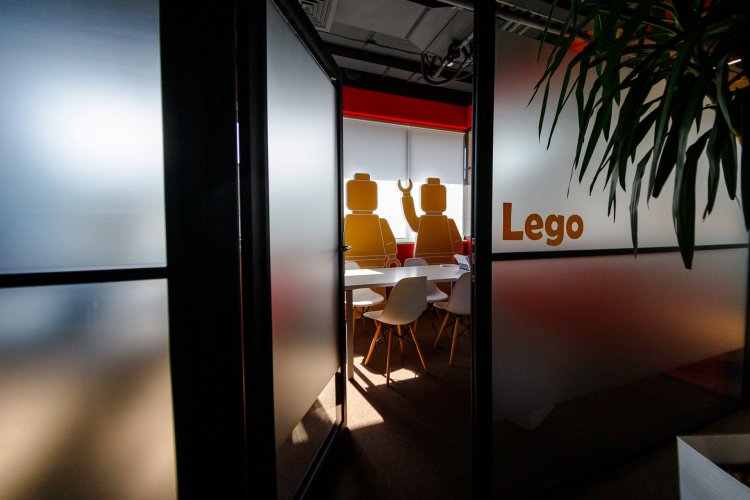 Lego-стіна і привиди на стелі у CharStudio