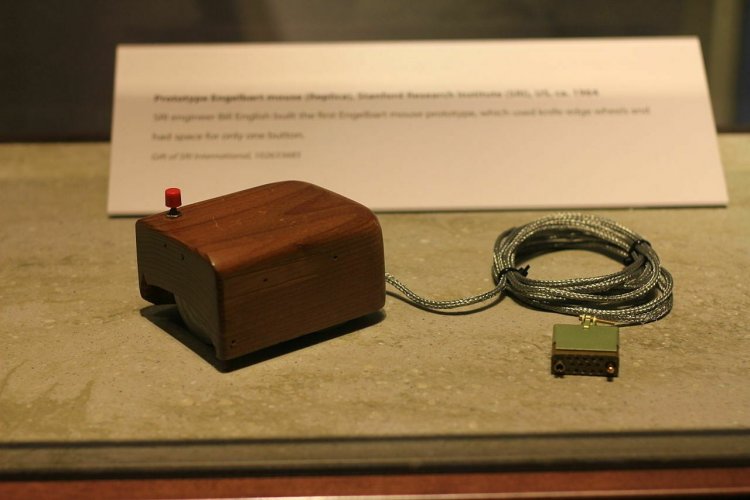 Як змінювалася комп'ютерна мишка: від дерев'яного куба до моделей з сенсорним тачпадом