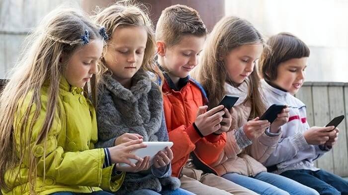 В українських школах можуть заборонити користуватись смартфонами на уроках