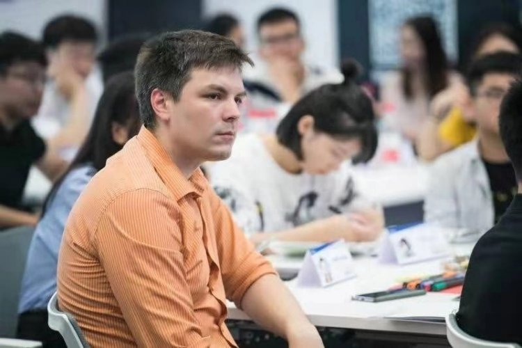  «Стати частиною колективу не вийде ніколи»: співробітники з СНД про роботу в китайських компаніях