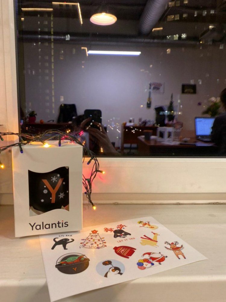 Чемодан, виниловый проигрыватель и носочки: 18 подарков от украинских компаний на Новый год