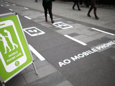 У Манчестері створили доріжки для людей, які не відриваються від смартфона