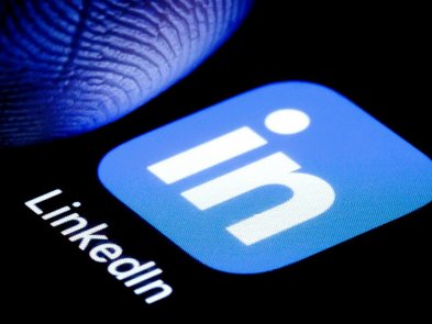 LinkedIn тестує вертикальну відеострічку, схожу на TikTok та Instagram Reels