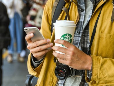 Блогер налаштував на iPhone «кнопку Starbucks» та замовляє каву ще до входу в заклад