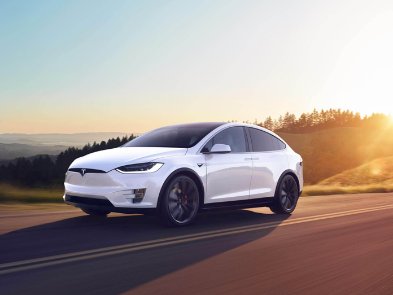 Автомобілі Tesla "розмовлятимуть" із пішоходами
