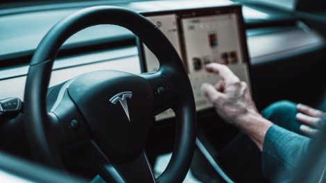 Tesla вчить електромобілі самостійно шукати місце для паркування