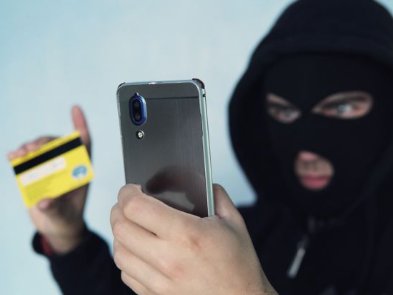 Мошенник украл больше 1 млн грн с карт украинцев через банкоматы. Как работала схема