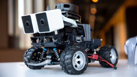 Amazon представила новую версию беспилотной машинки DeepRacer
