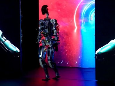 Ілон Маск найняв роботів, що мають людську подобу