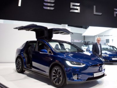 Tesla переходить на "безконтактний метод" продажу електромобілів