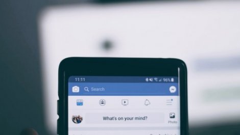 Facebook таємно вмикає камеру смартфона, коли користувач дивиться стрічку новин