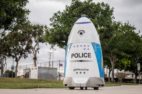 Американский робот-полицейский вместо того, чтобы позвать на помощь, приказал обратившейся к нему женщине «убраться с дороги»