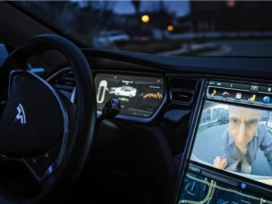Працівники Tesla розповсюджували записи відео з чужих автомобілів