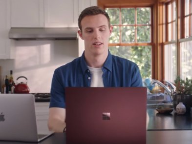 Хлопець на ім`я Мак Бук знявся у рекламі Microsoft, де відкрито розкритикували ноутбук Apple (відео)