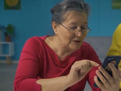 Українці старші 60 років отримають від держави безкоштовний смартфон
