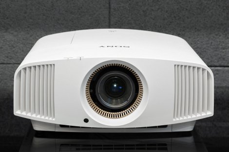Оптимальный вариант для просмотра кино дома – проектор Sony VPL-VW570ES