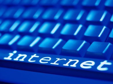 У Мінцифри запропонували внести в прожитковий мінімум вартість інтернету і мобільного зв’язку