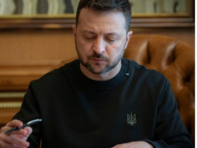 З автографом Зеленського. Співзасновнику Ethereum зробили сюрприз на криптоконференції в Україні