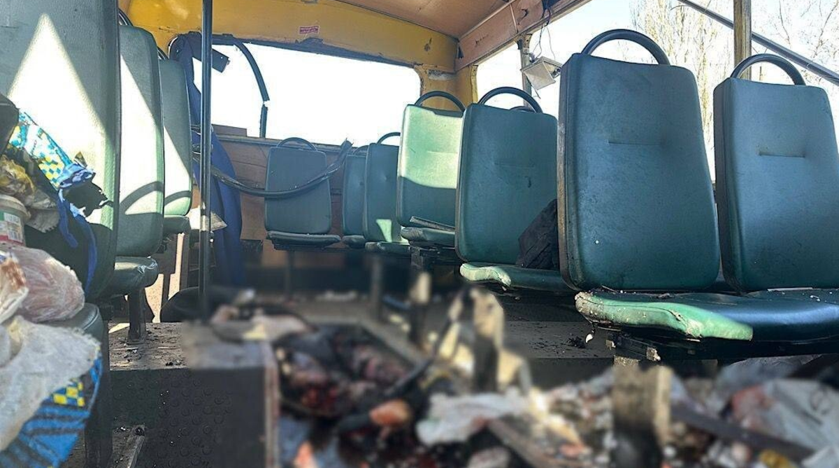 Удар FPV-дрона по автобусу на Нікопольщині: п’ятеро загиблих